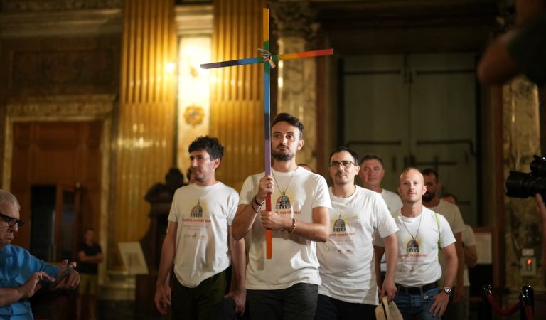 Los católicos LGTBIQ+ entran por la Puerta Santa del Vaticano | Sociedad Los católicos LGTBIQ+ entran por la Puerta Santa del Vaticano | Sociedad